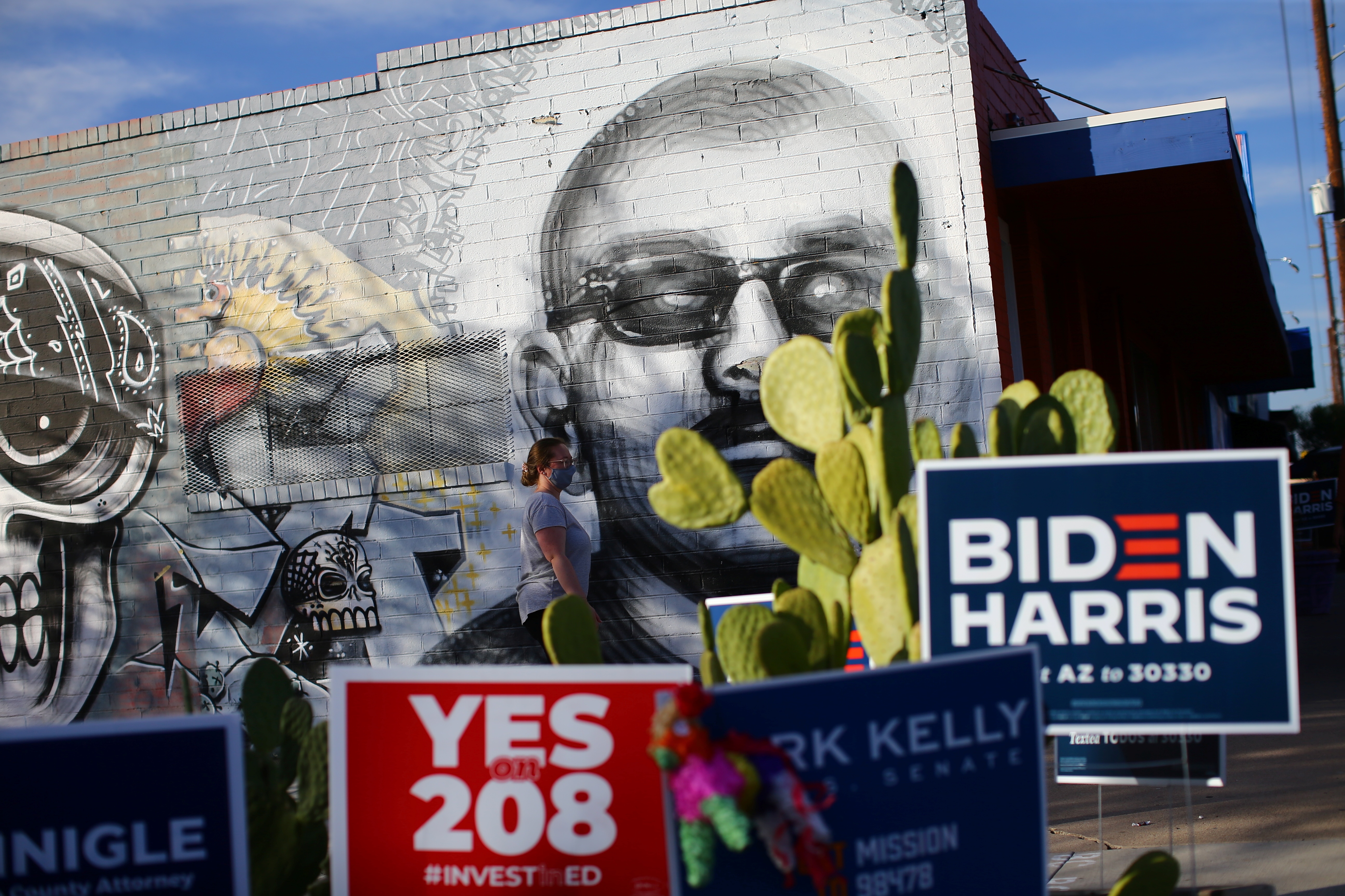 Phe Trump noi gian vi Fox News tuyen bo Biden thang Arizona hinh anh