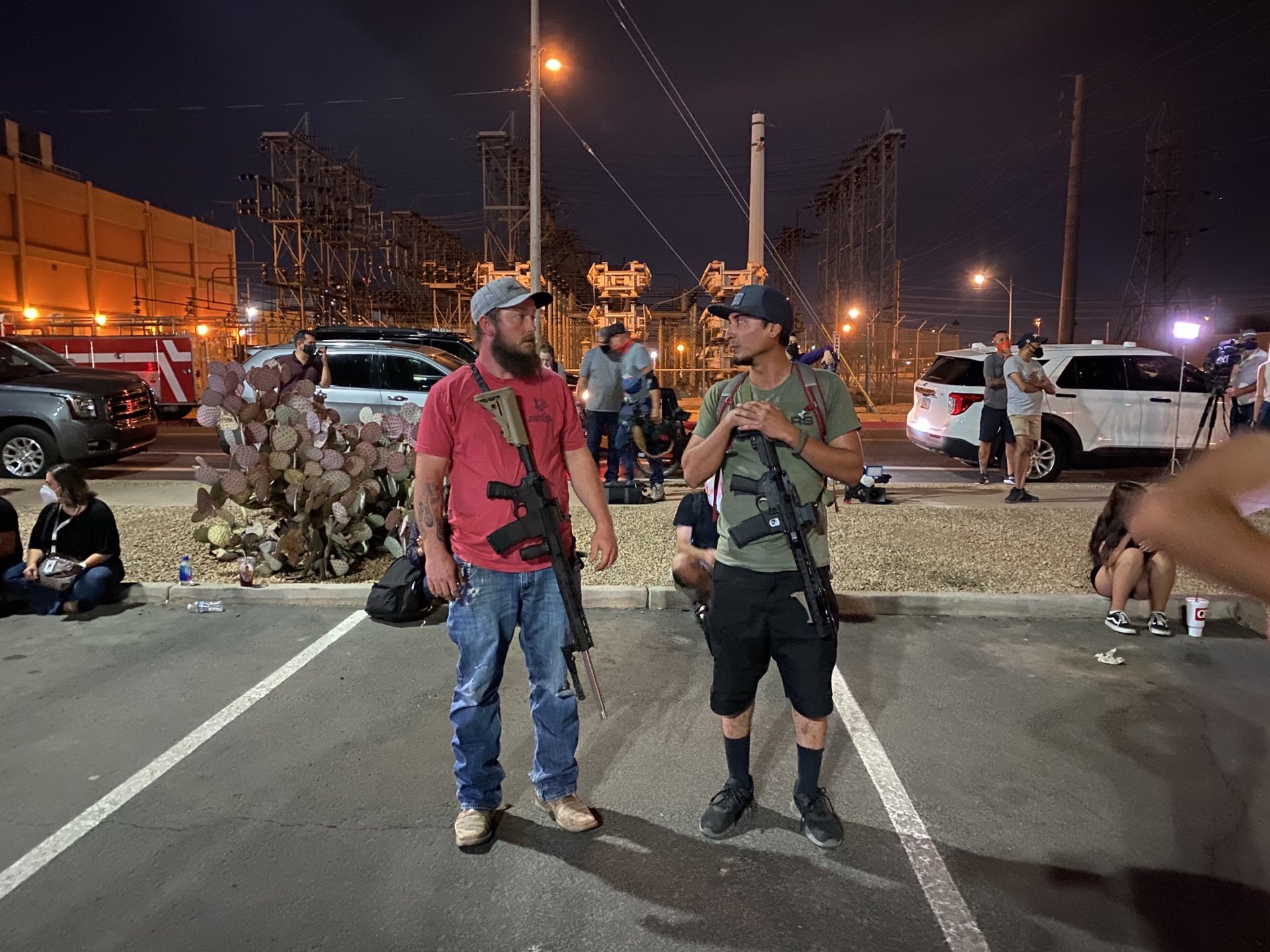 nguoi ung ho Trump mang sung o Arizona anh 1