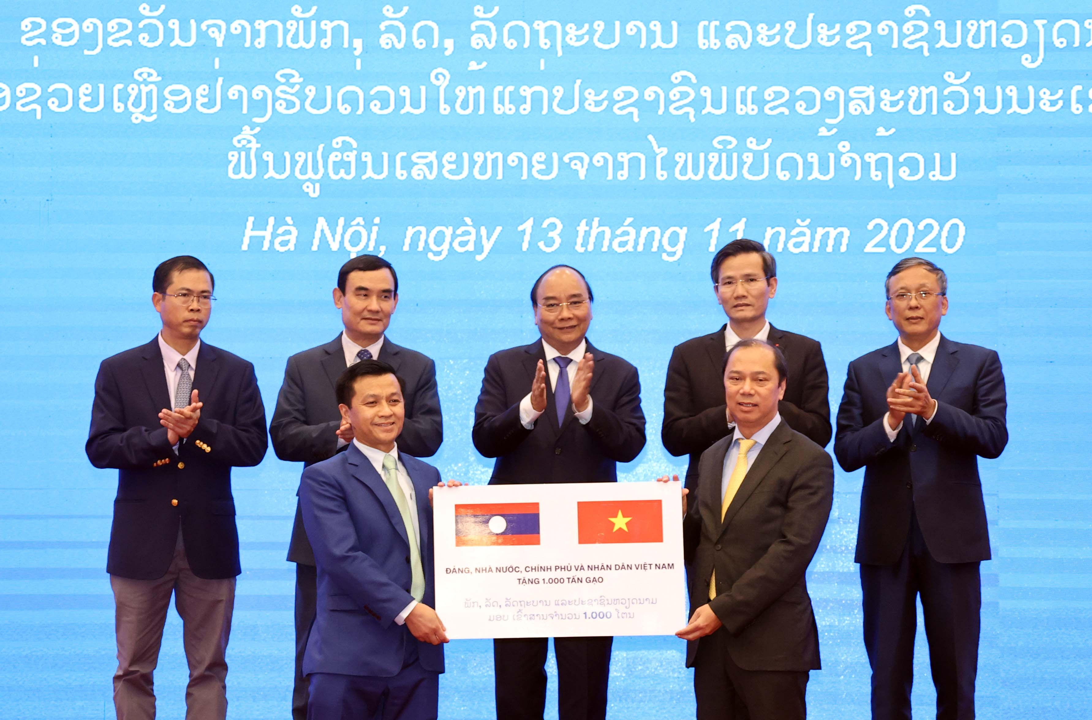 Viet Nam tang Lao 1.000 tan gao khac phuc hau qua thien tai hinh anh