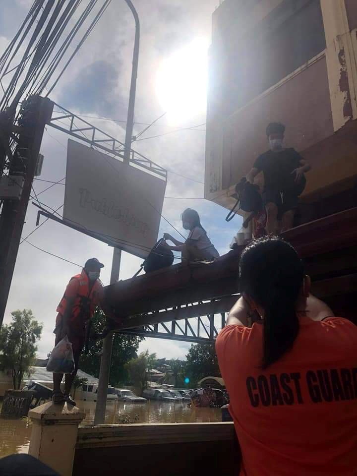 Philippines chay dua cuu ho sau bao Vamco anh 5