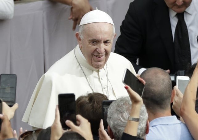 Vatican doi Instagram giai thich viec Giao hoang 'like' anh nguoi mau hinh anh