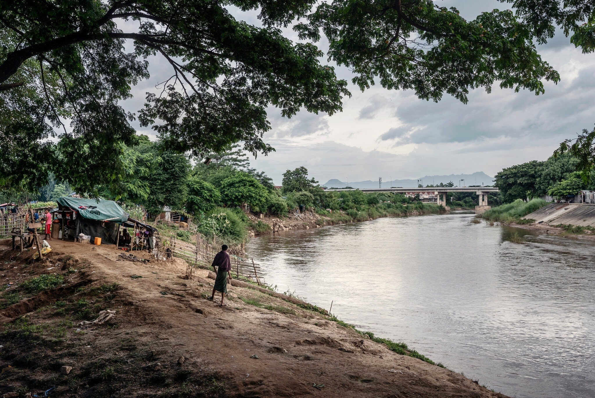 Vuot bien trai phep bung phat Covid-19 Dong Nam A anh 1