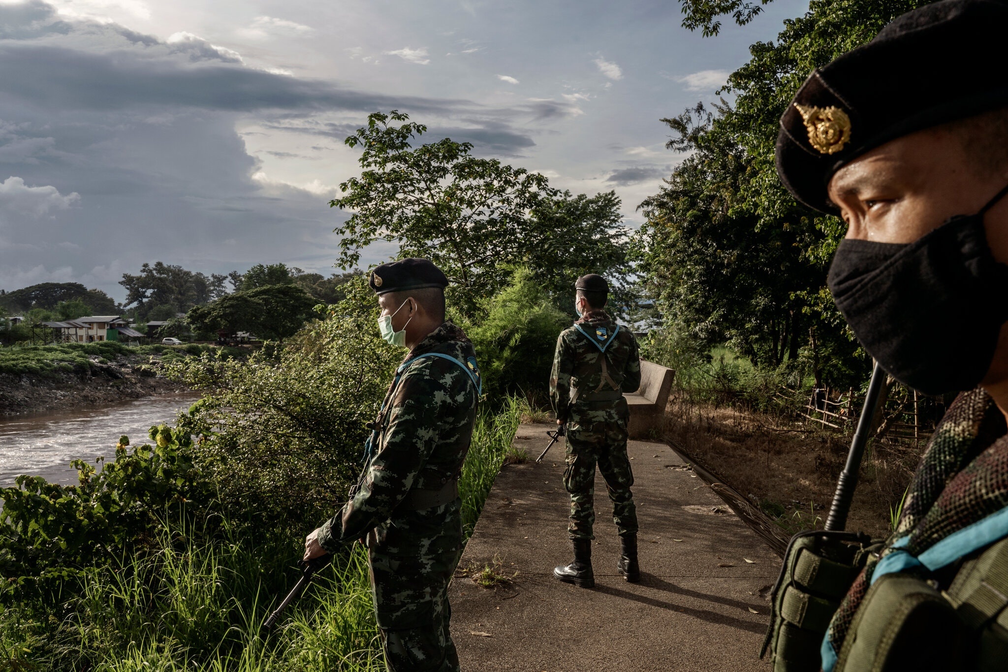 Vuot bien trai phep bung phat Covid-19 Dong Nam A anh 2