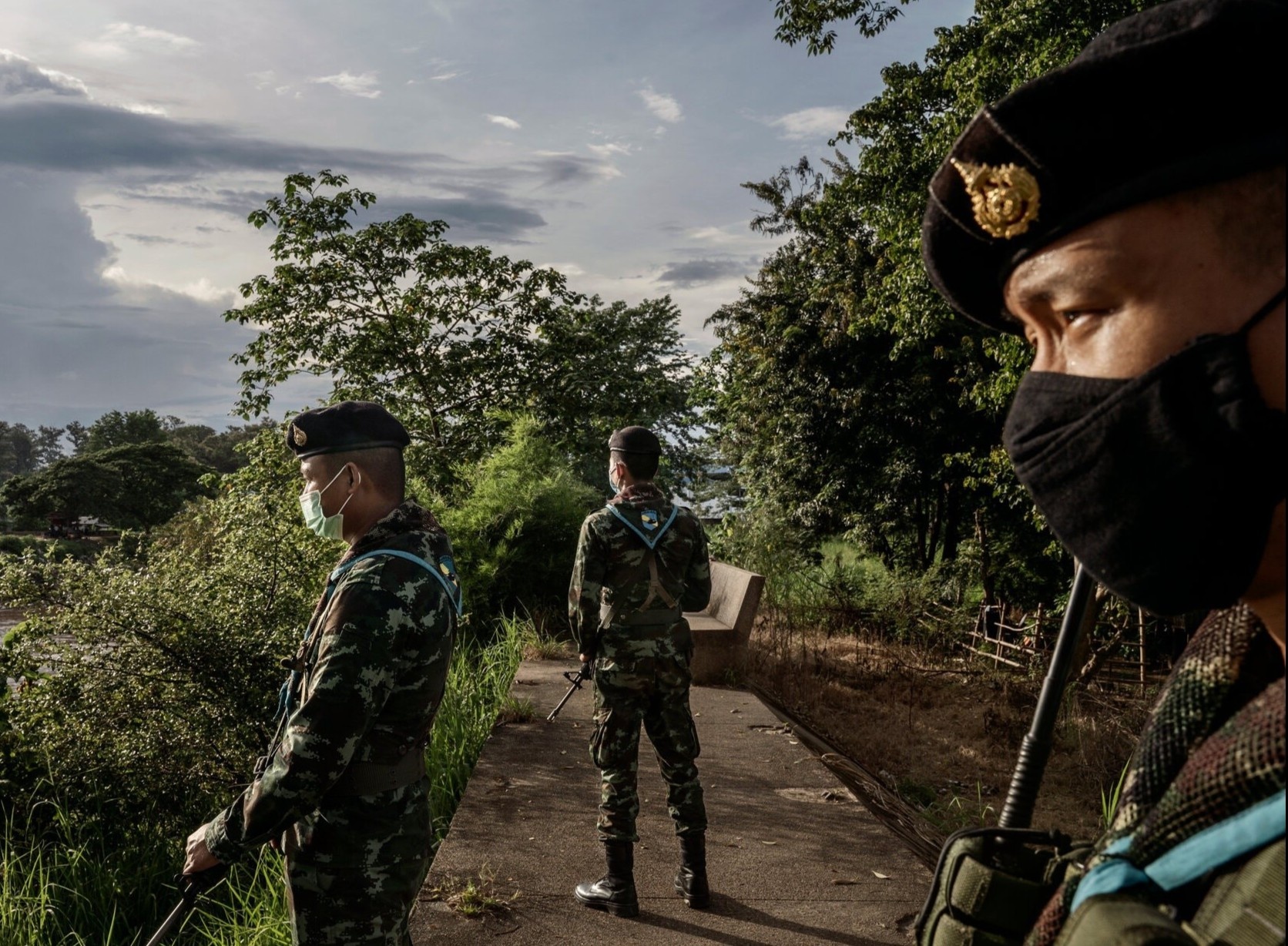 Vuot bien trai phep lam bung phat Covid-19 o Dong Nam A hinh anh