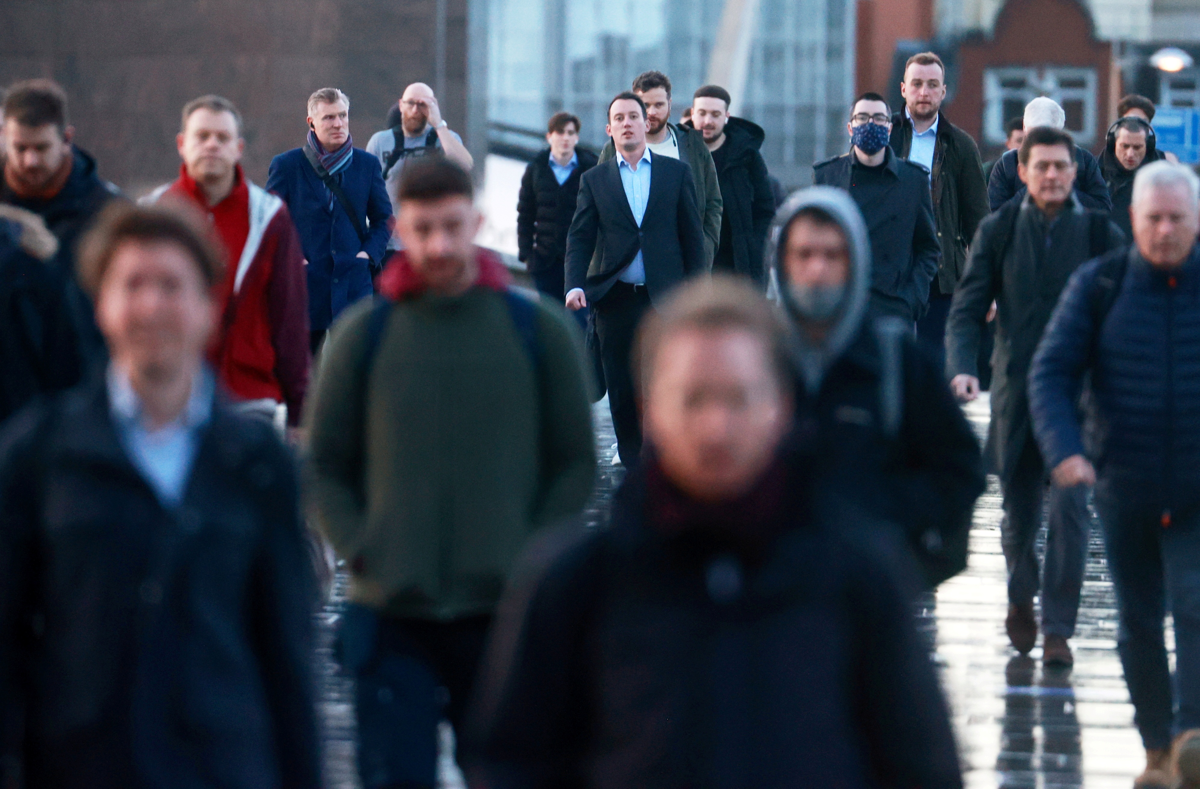 Gan 70 nuoc chan chuyen bay tu Anh vi bien chung virus moi hinh anh