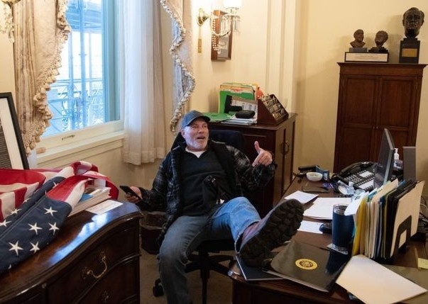 Bat nguoi dot nhap, gac chan len ban cua chu tich Ha vien My hinh anh