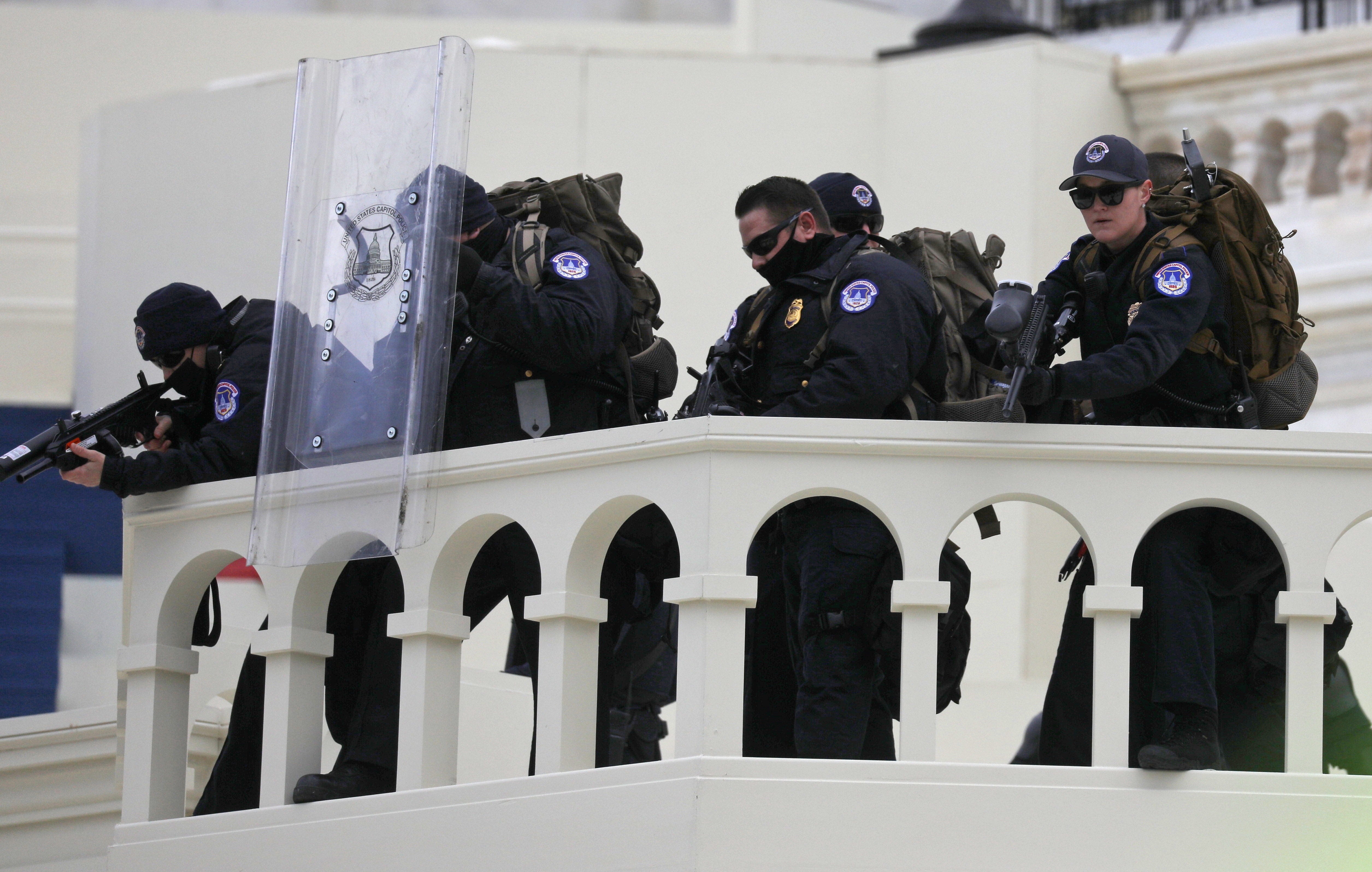 Ong Trump dong y ban bo tinh trang khan cap o Washington den het 24/1 anh 1