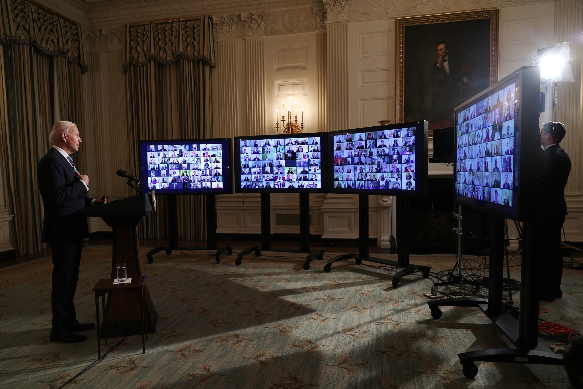 Ong Biden: Nhan vien Nha Trang se bi sa thai neu khong ton trong nhau anh 1