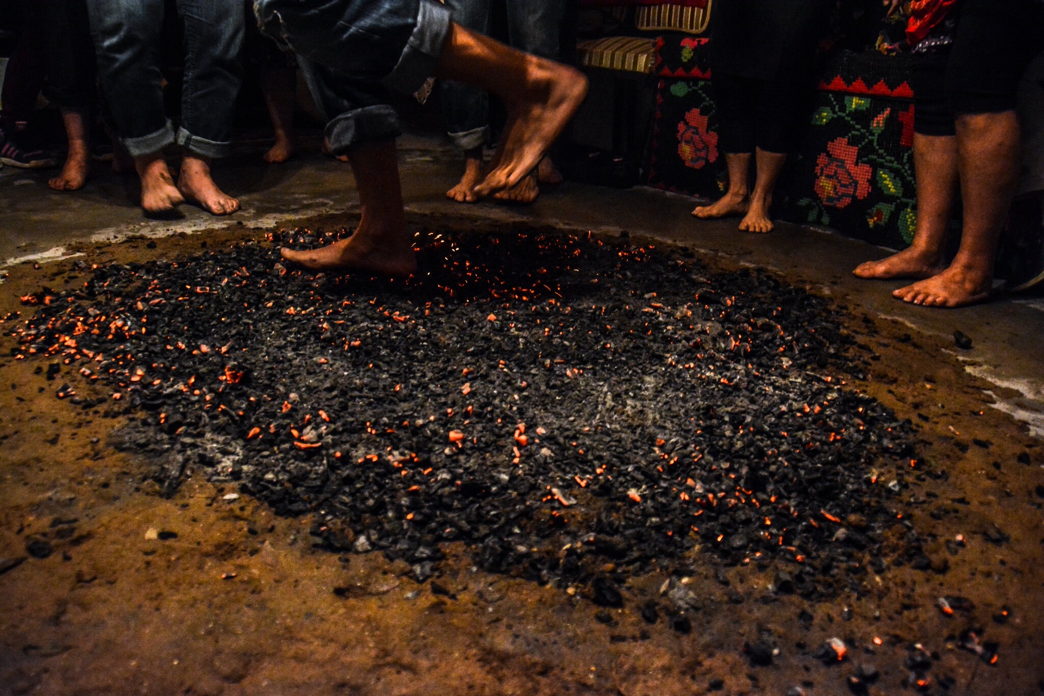 Nghi le di chan tran tren than chay o Hy Lap hinh anh