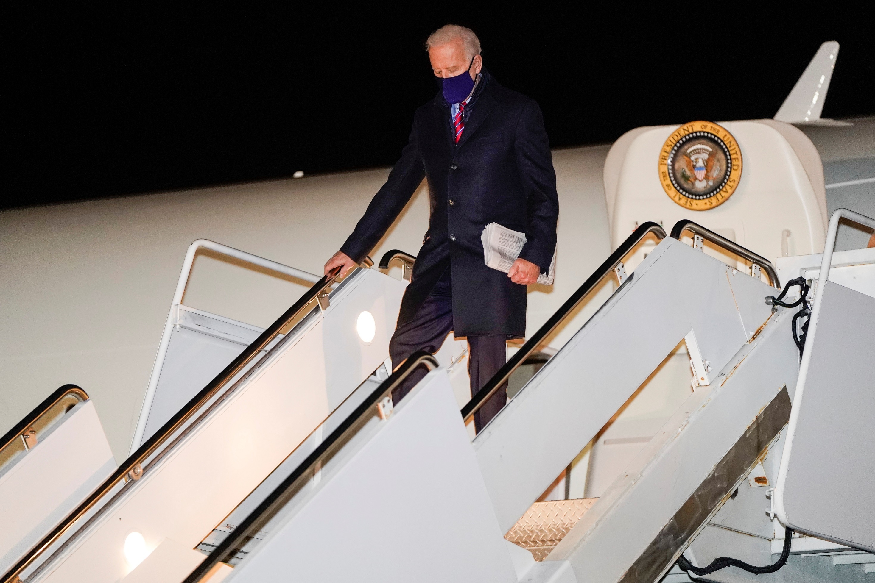 Chuyen bay rieng dau tien tren Air Force One cua ong Biden hinh anh