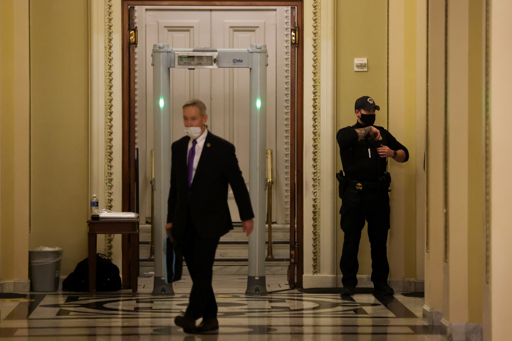 Hai nghi si My bi phat 5.000 USD vi vi pham quy trinh an ninh hinh anh