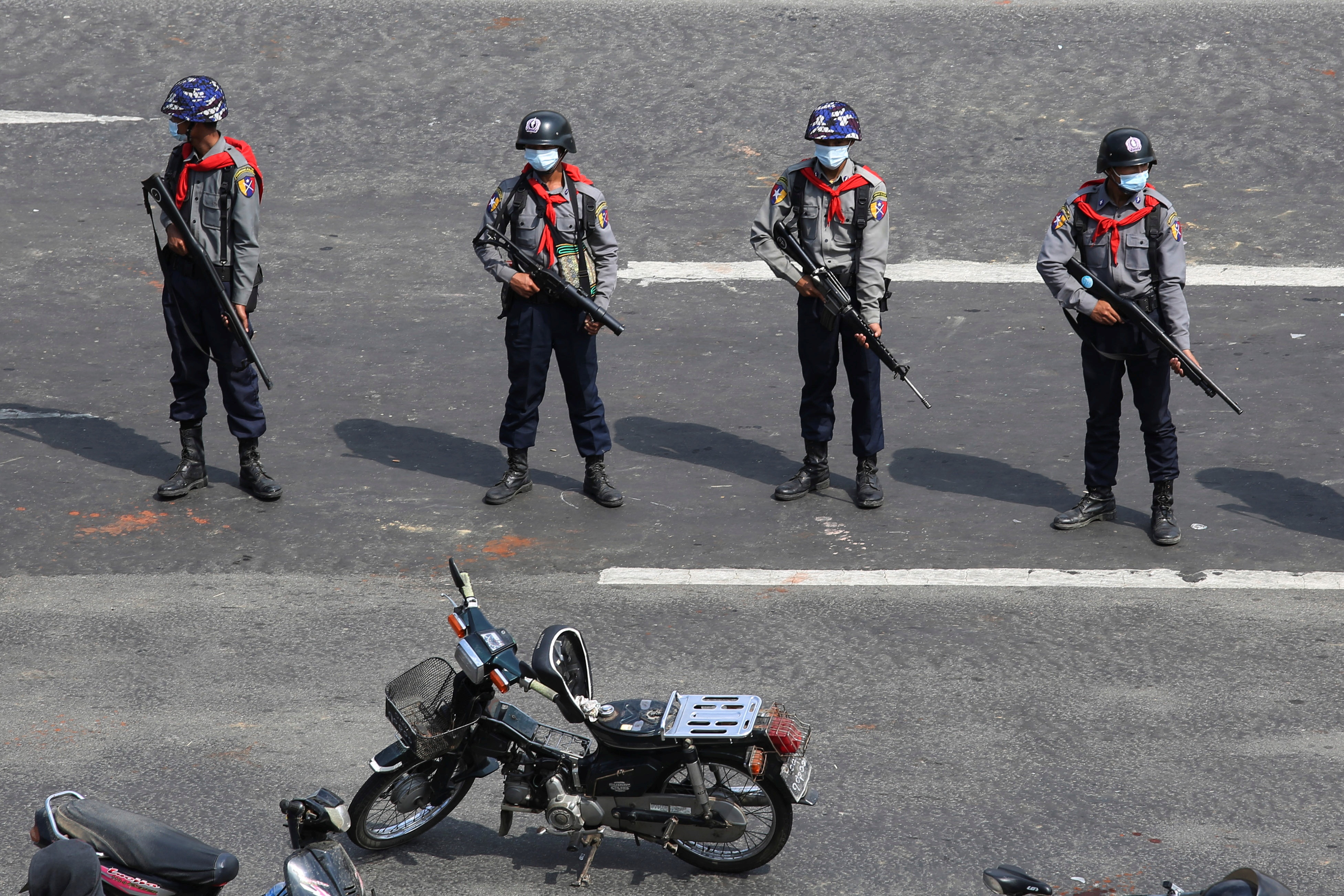 Truyen hinh Myanmar canh bao 'loai bo' nguoi bieu tinh pham luat hinh anh