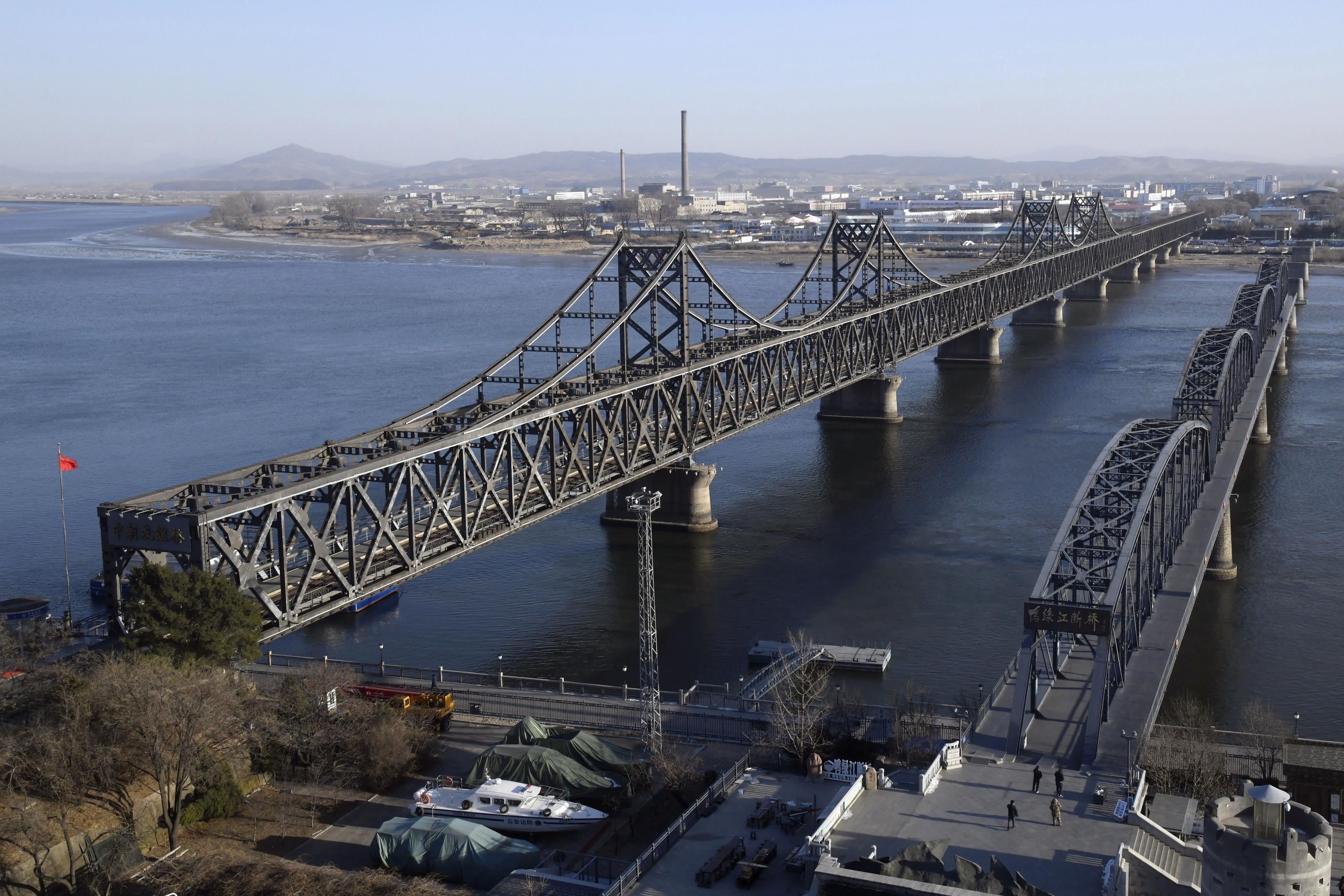 Nha may phan bon hang dau Trieu Tien dong cua vi Covid-19 hinh anh