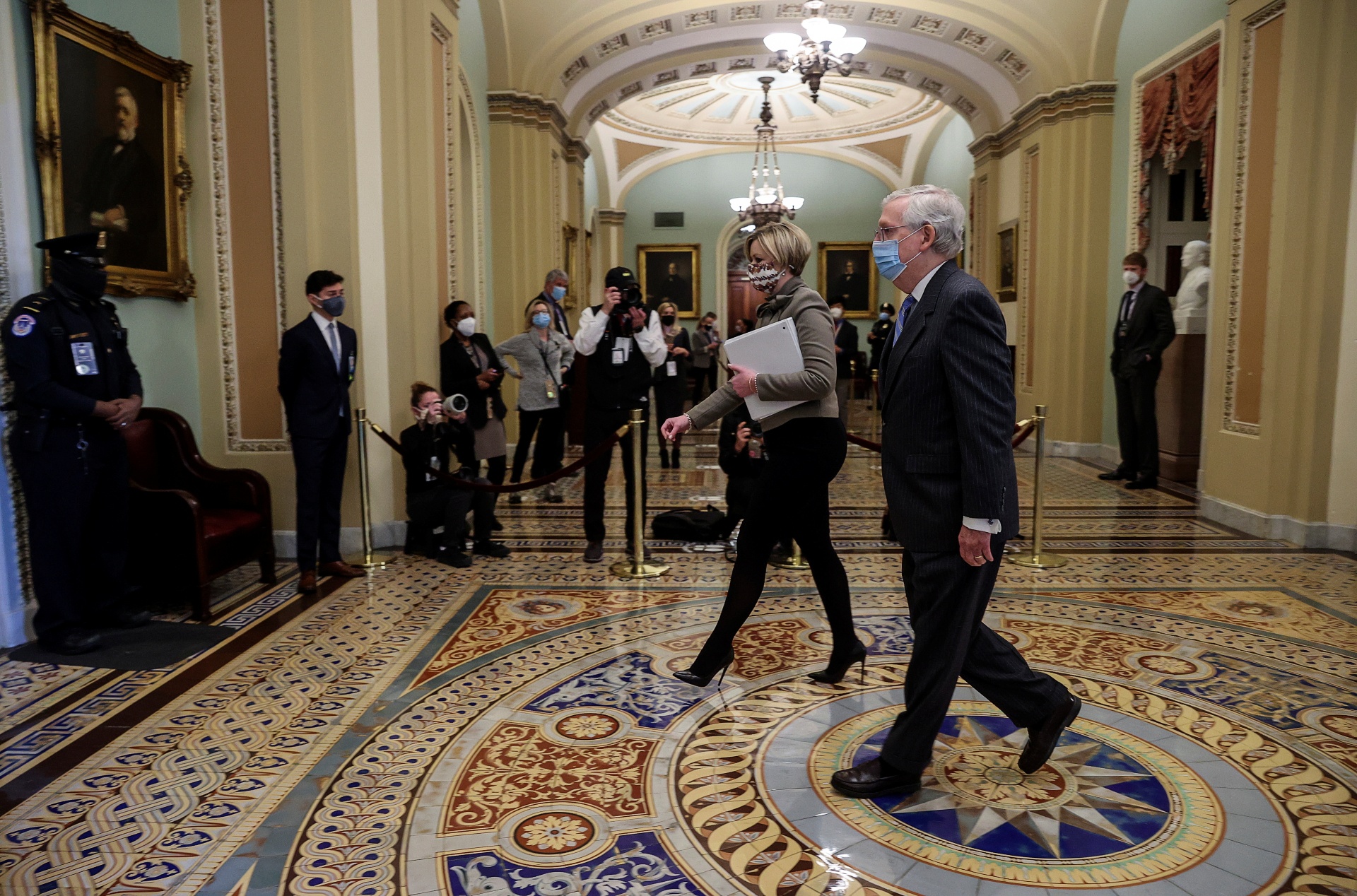 Nghi si Cong hoa lo denh trong phien toa luan toi ong Trump hinh anh