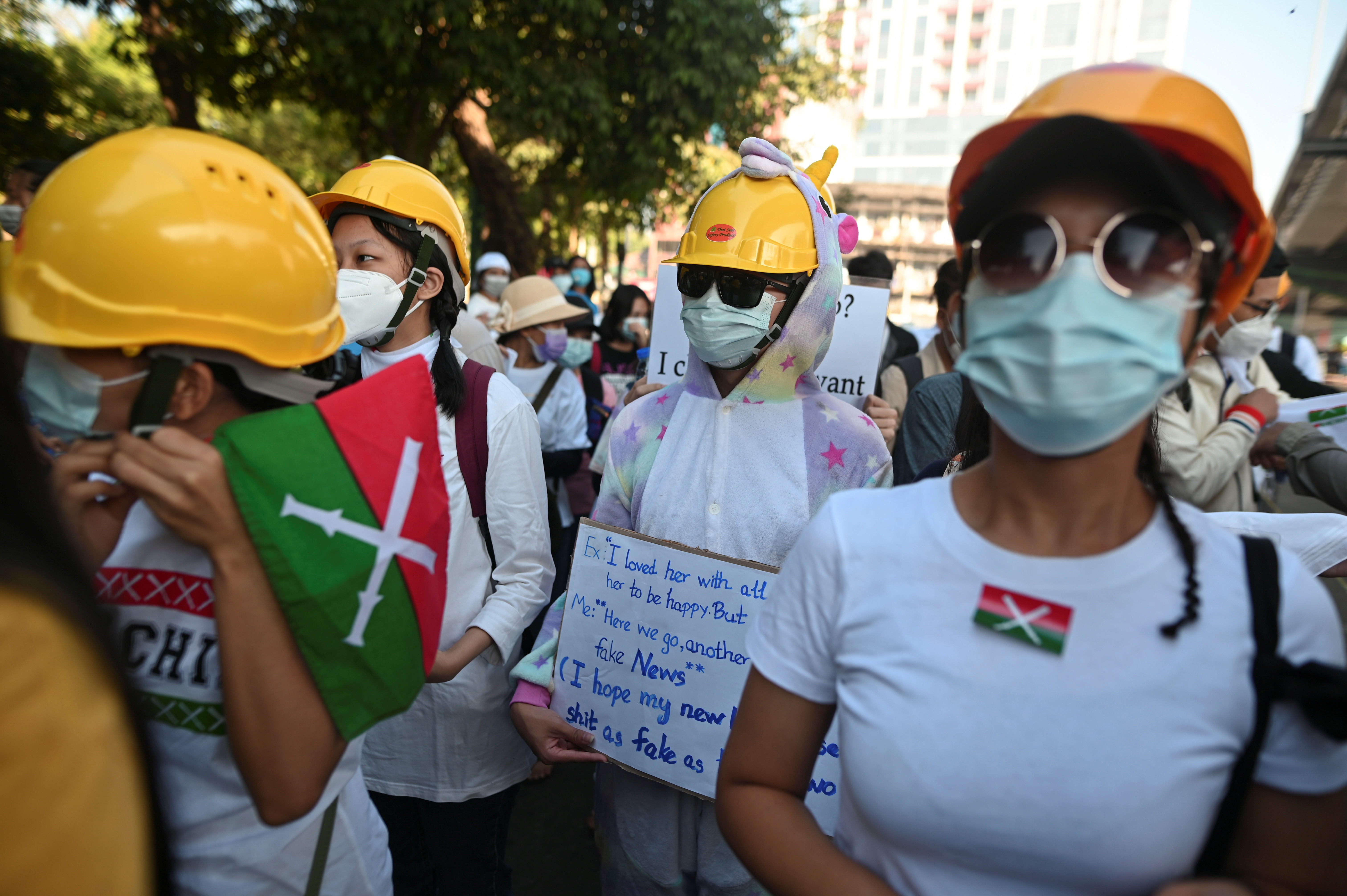 Nguoi bieu tinh Myanmar keo den dai su quan Trung Quoc hinh anh
