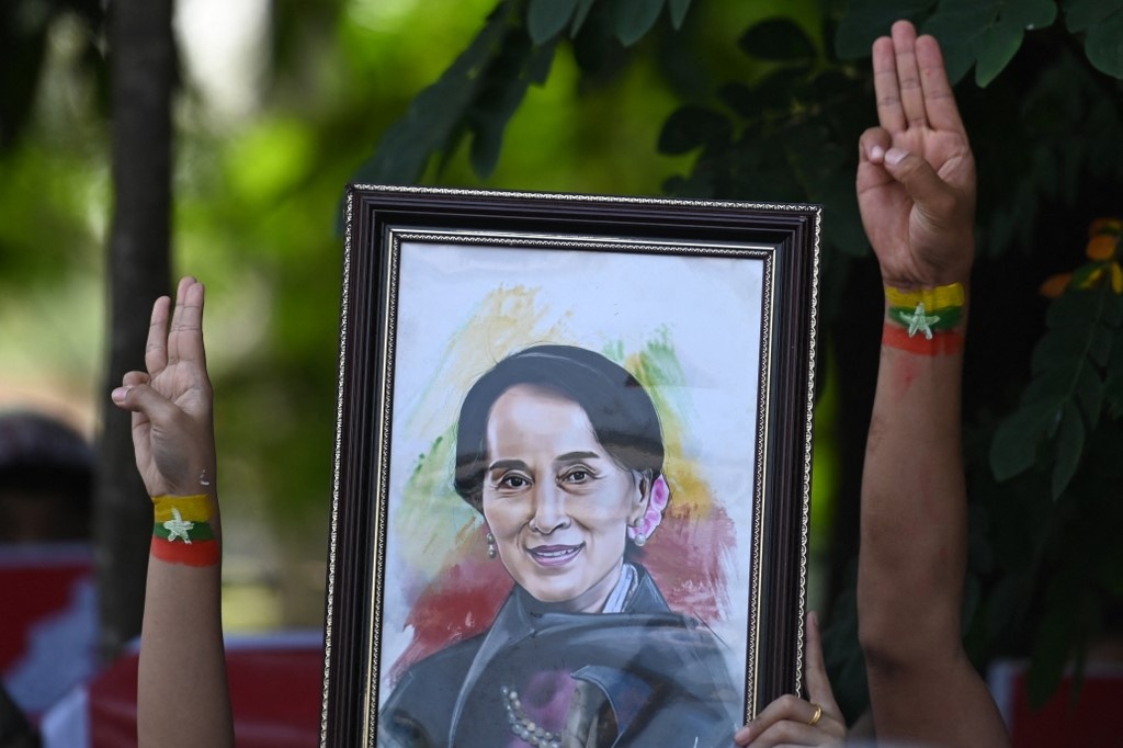 Aung San Suu Kyi lan dau xuat hien sau chinh bien Myanmar hinh anh