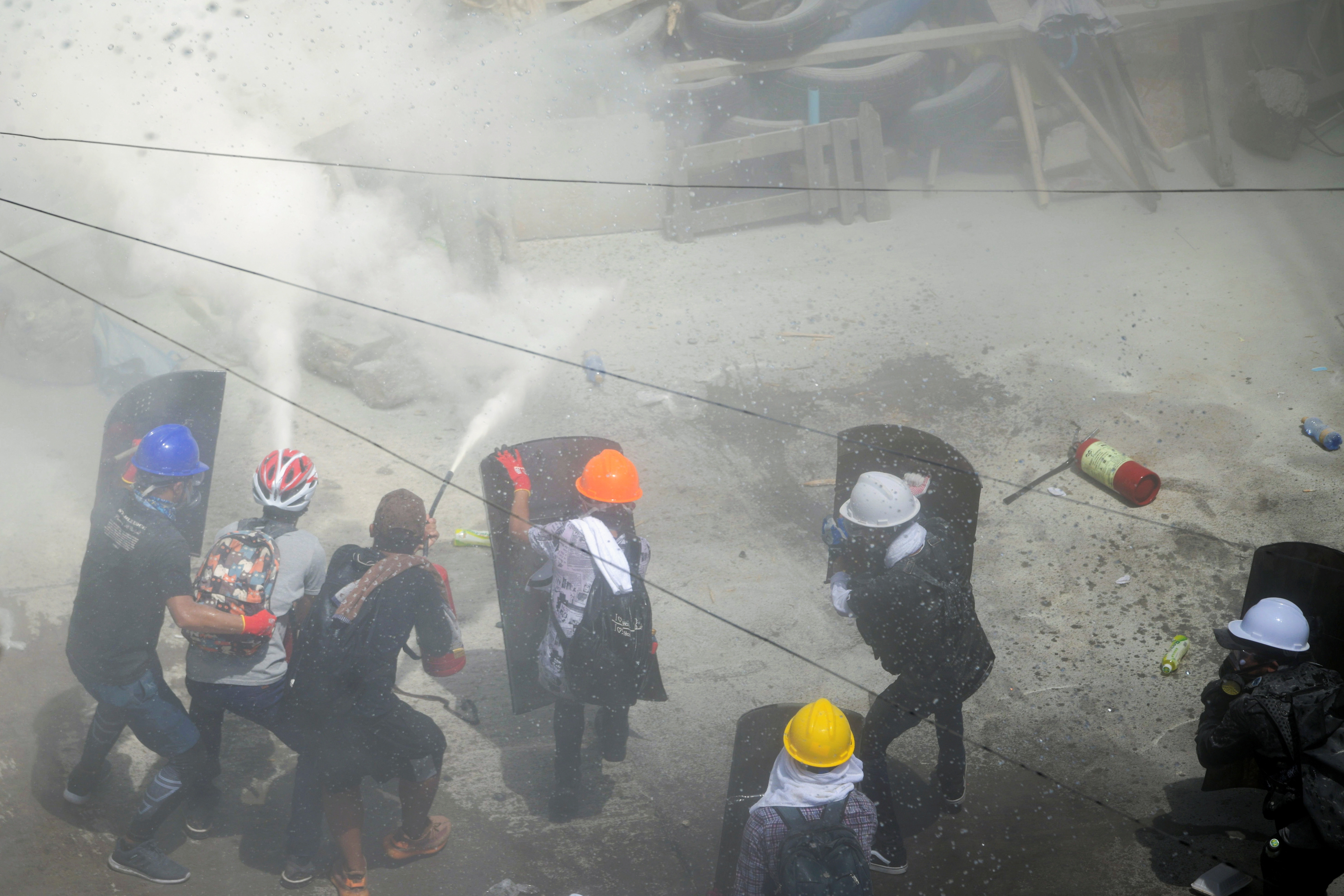 Luc luong an ninh Myanmar bi to ban dan that vao nguoi bieu tinh hinh anh