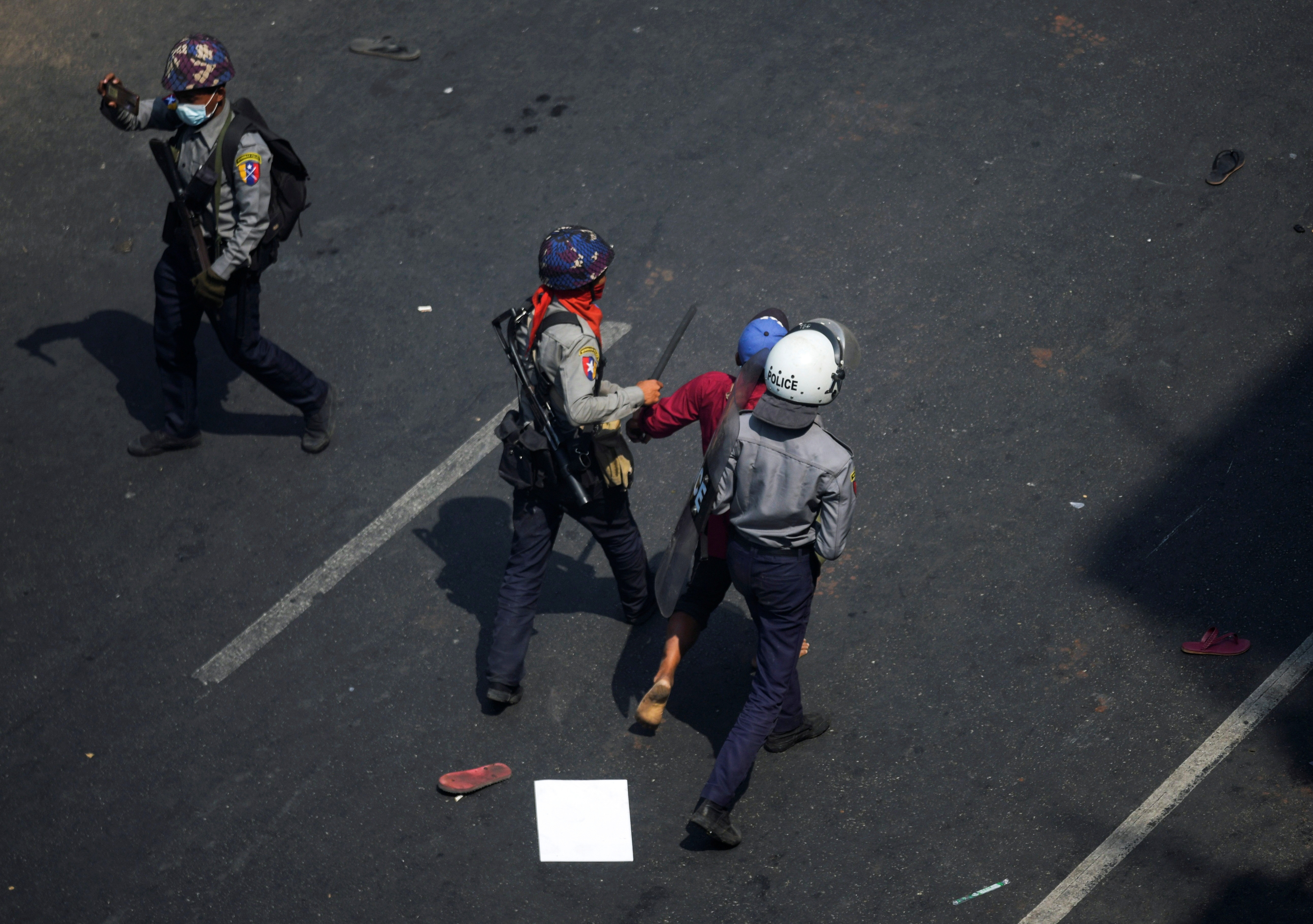 19 canh sat Myanmar tron sang An Do hinh anh