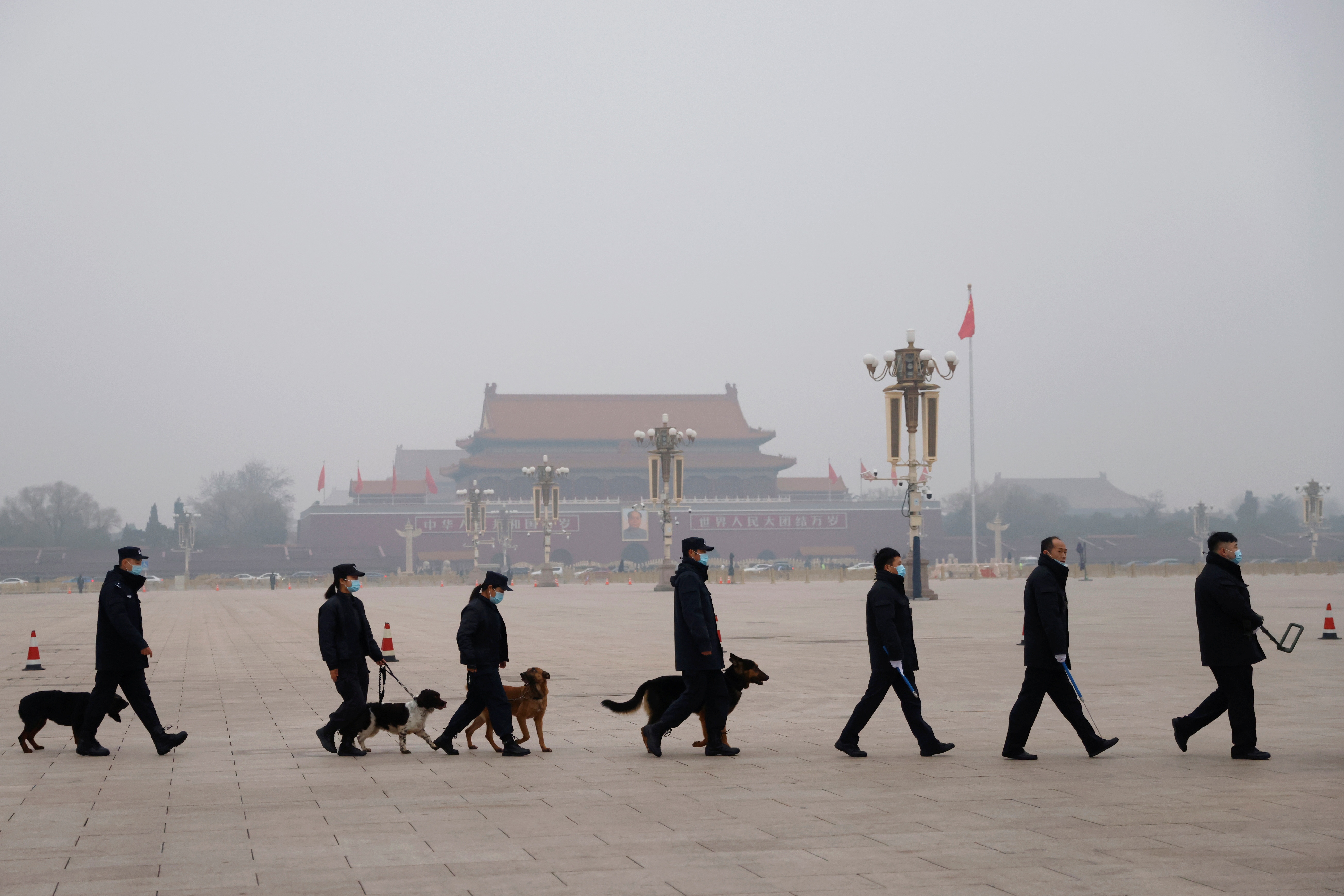 Thoi quan lieu va benh hinh thuc cua quan chuc trung quoc anh 4