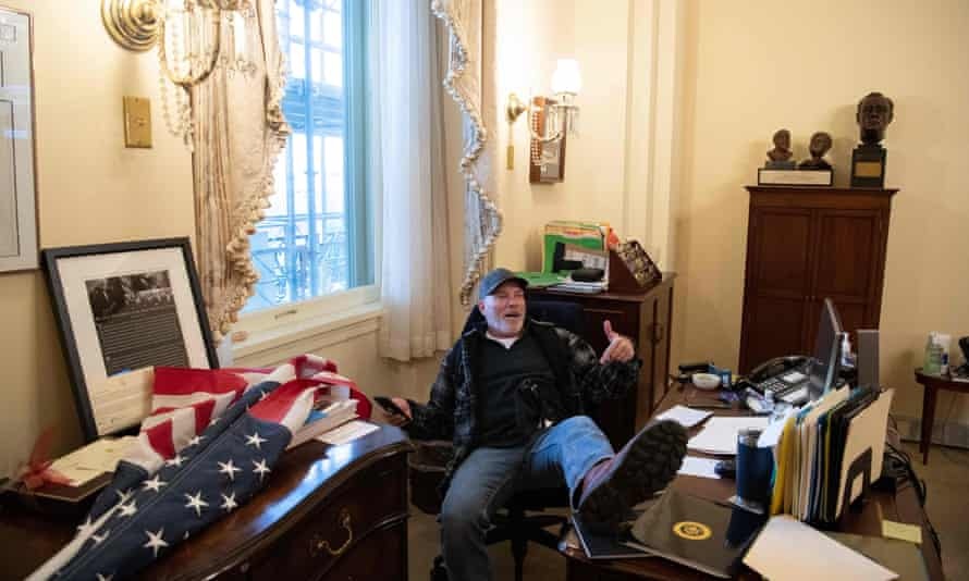 Phut 'bung no' tai toa an cua nguoi tung gac chan len ban ba Pelosi hinh anh