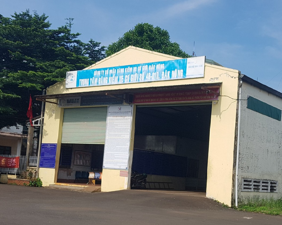 Khoi to pho giam doc trung tam dang kiem vi nhan hoi lo hinh anh