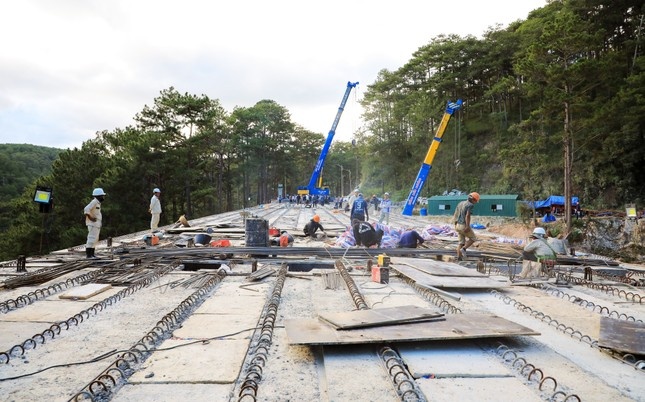 Sap thong xe toan tuyen deo dep va hiem tro bac nhat Viet Nam hinh anh