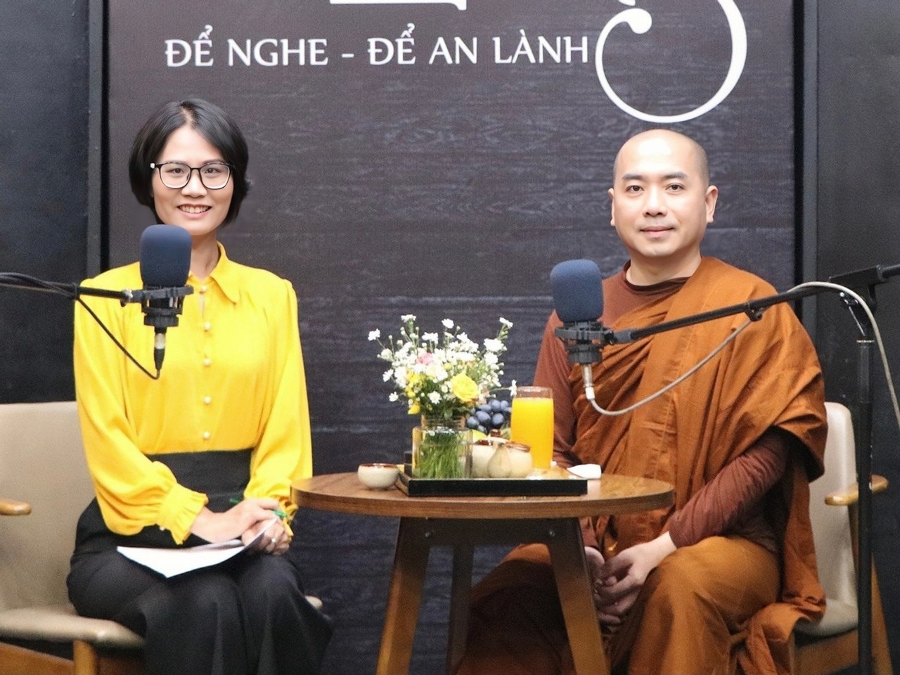 Lam the nao dat cuon sach len tay nhung nguoi chua co thoi quen doc? hinh anh