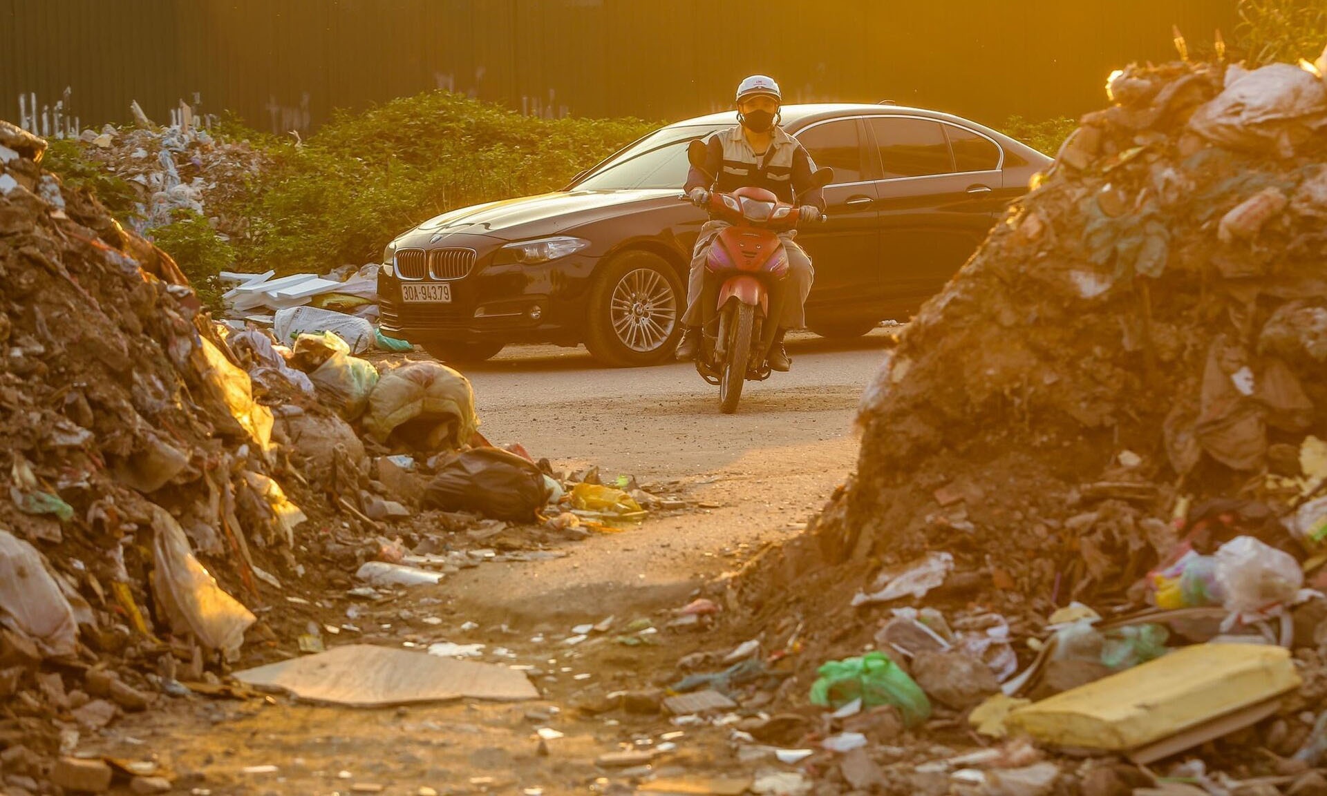 Ha Noi: Rac thai bua vay tuyen duong 300 ty dong bi cham tien do hinh anh