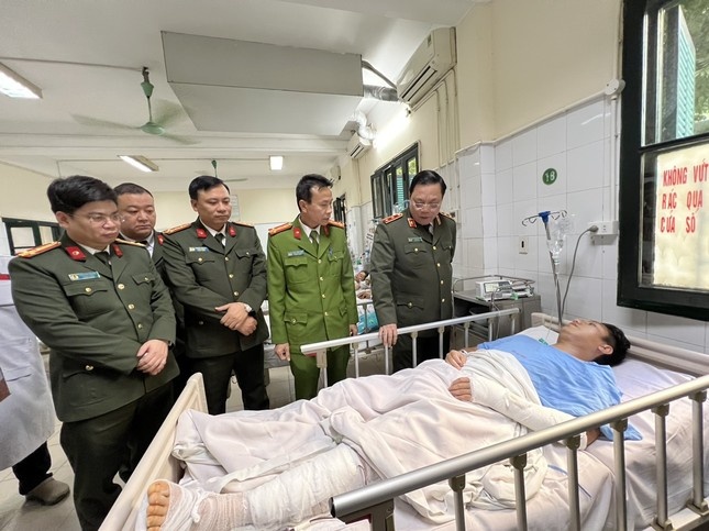 Nam thanh nien co nong do con, tong gay chan tay thuong uy cong an hinh anh