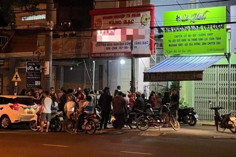 Dang lam ro vu nghi trom so luong lon vang trong dem hinh anh