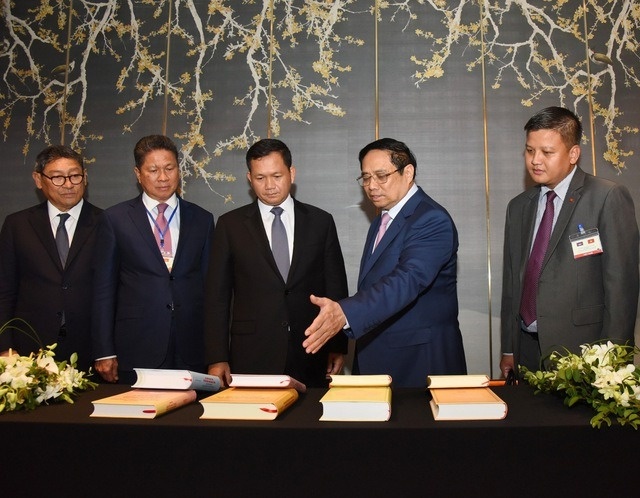 Thu tuong Pham Minh Chinh tang ong Hun Manet sach cua Tong bi thu hinh anh