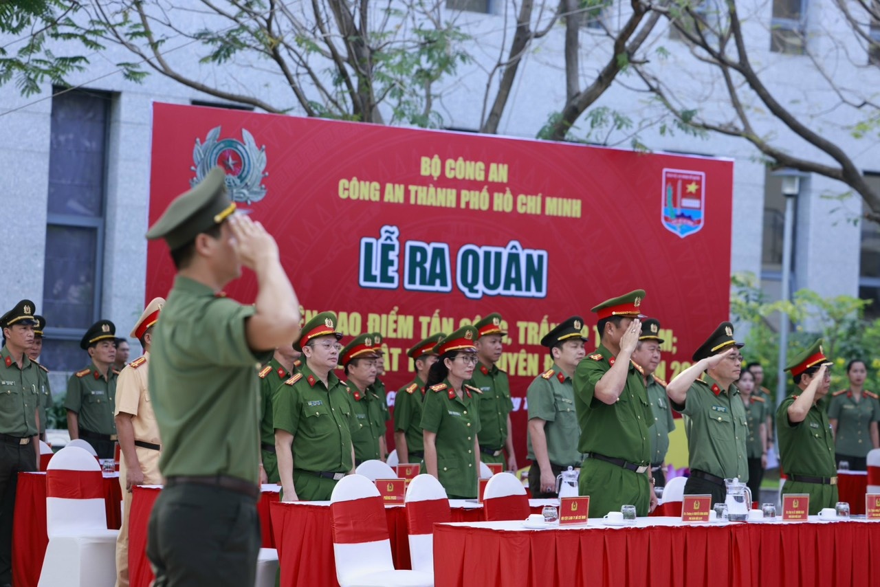 Cong an TP.HCM ra quan anh 1