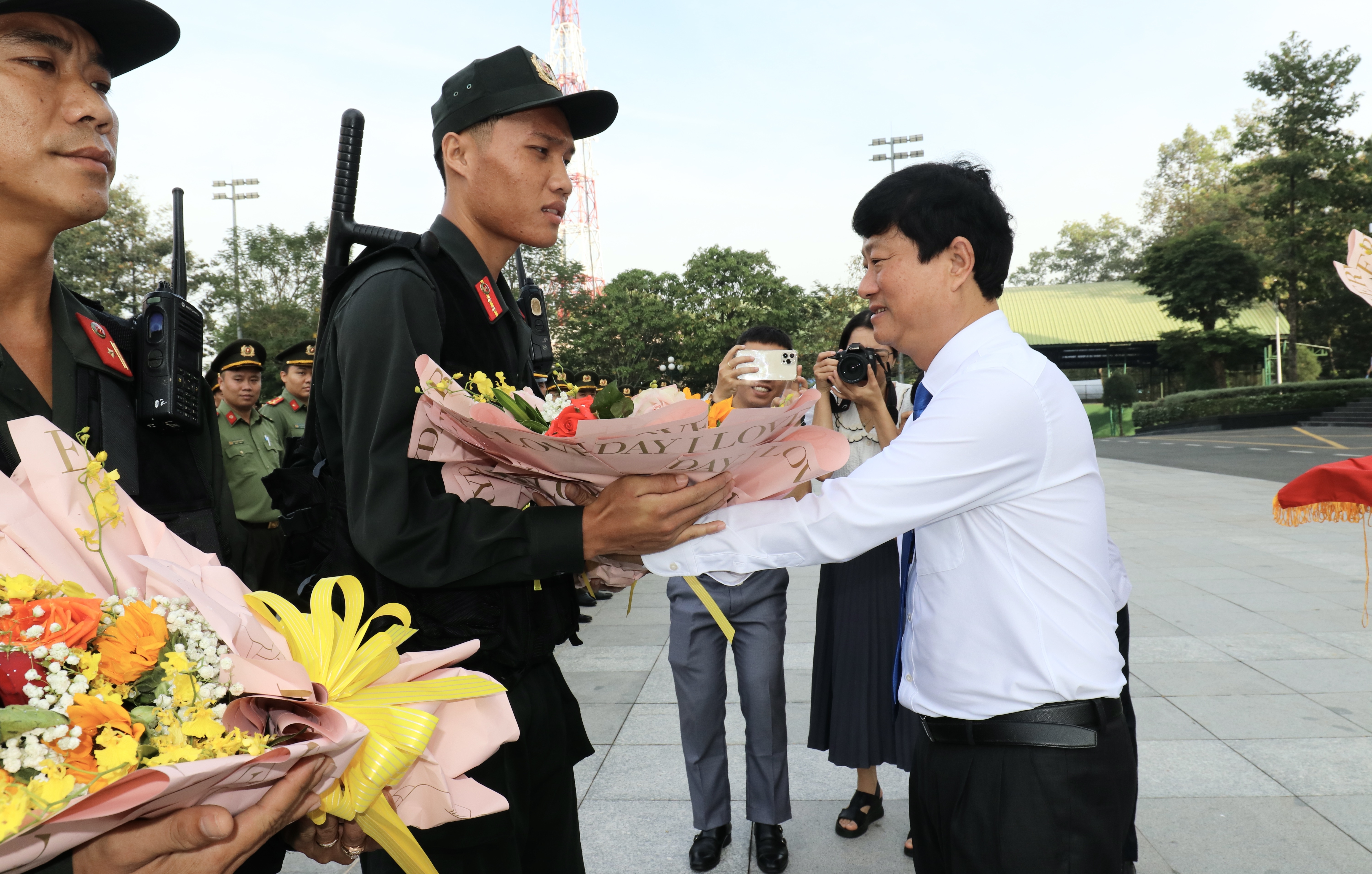 Binh Duong ra quan tet anh 4
