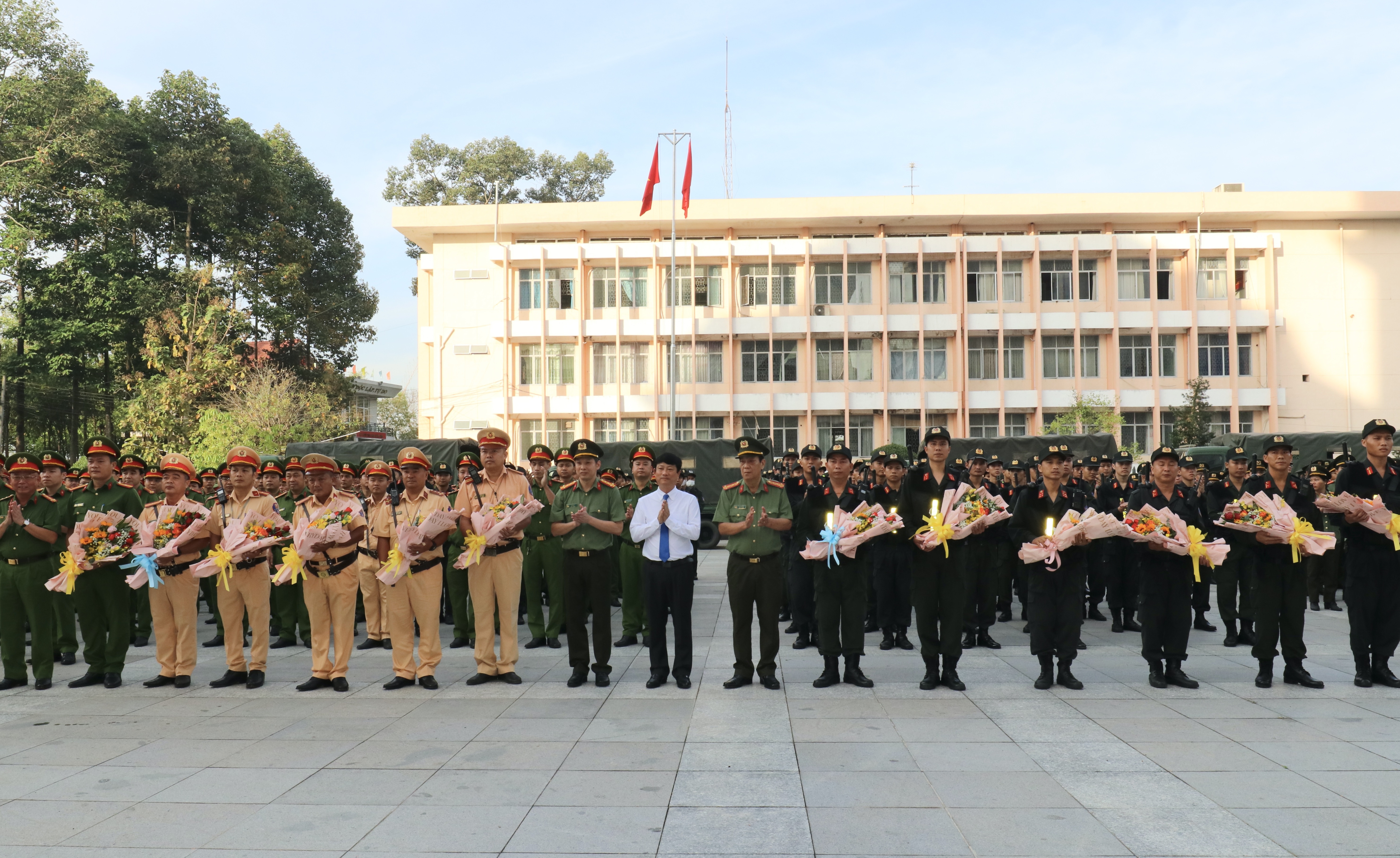 Binh Duong ra quan tet anh 5