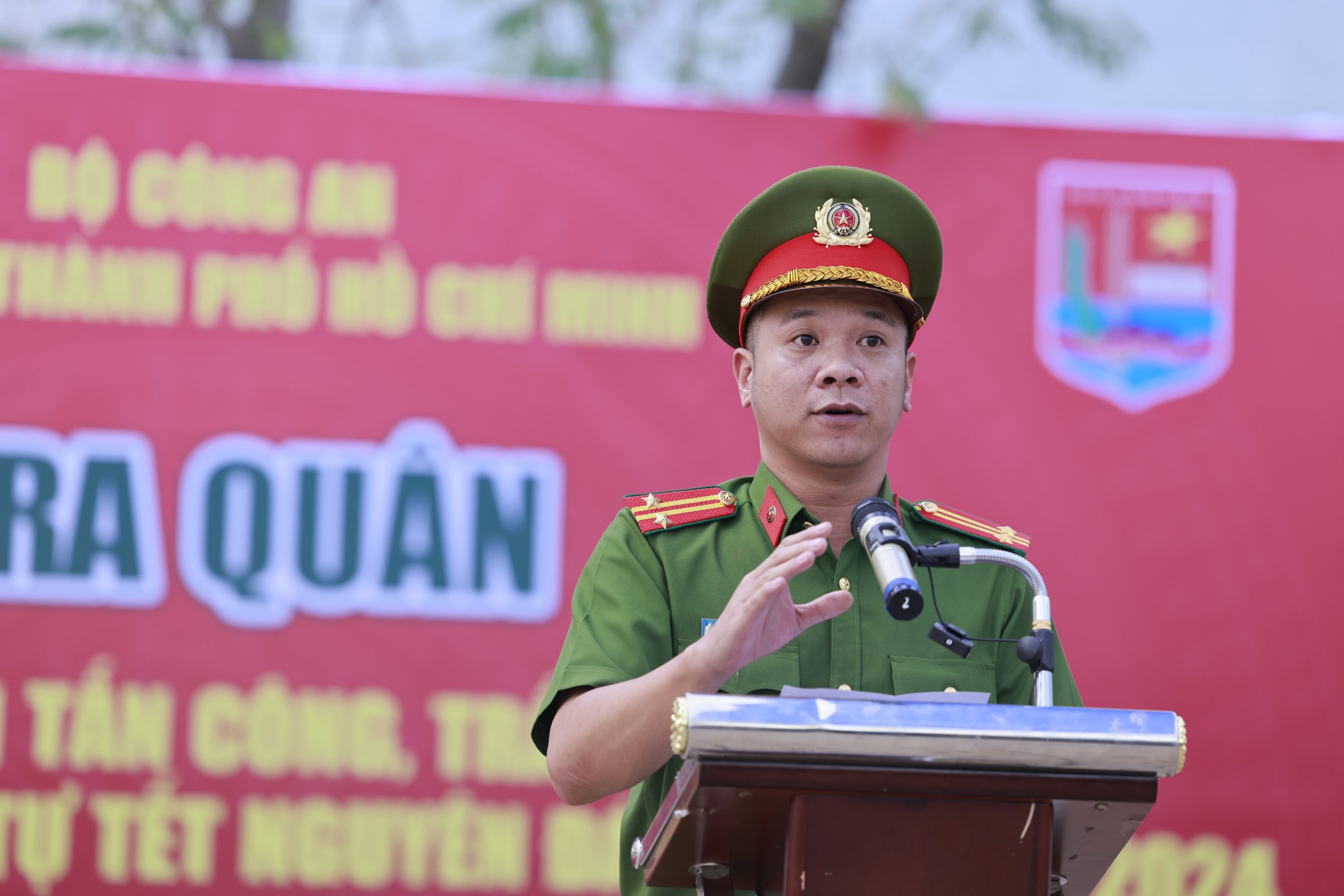 Cong an TP.HCM ra quan anh 5