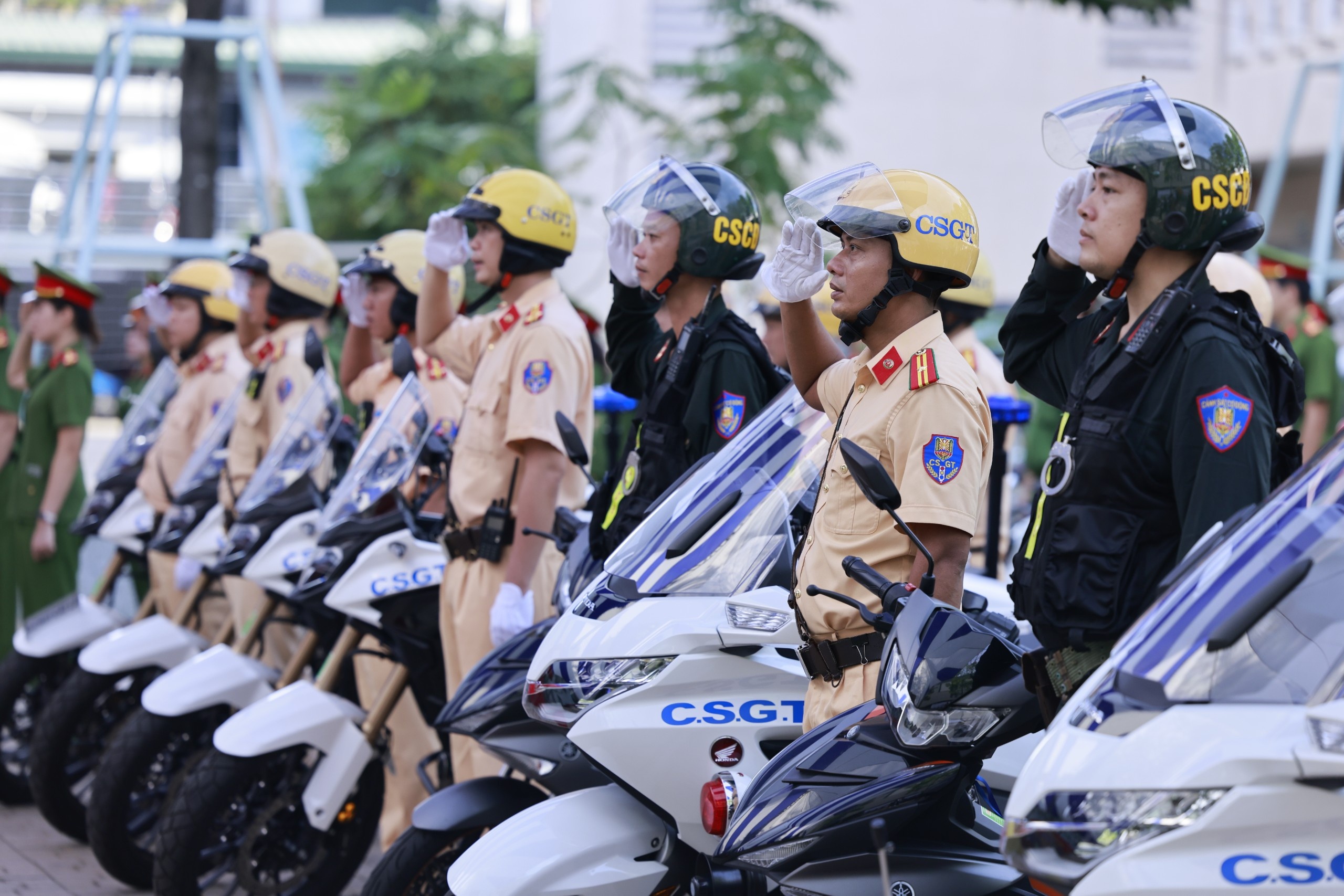 Cong an TP.HCM ra quan anh 2