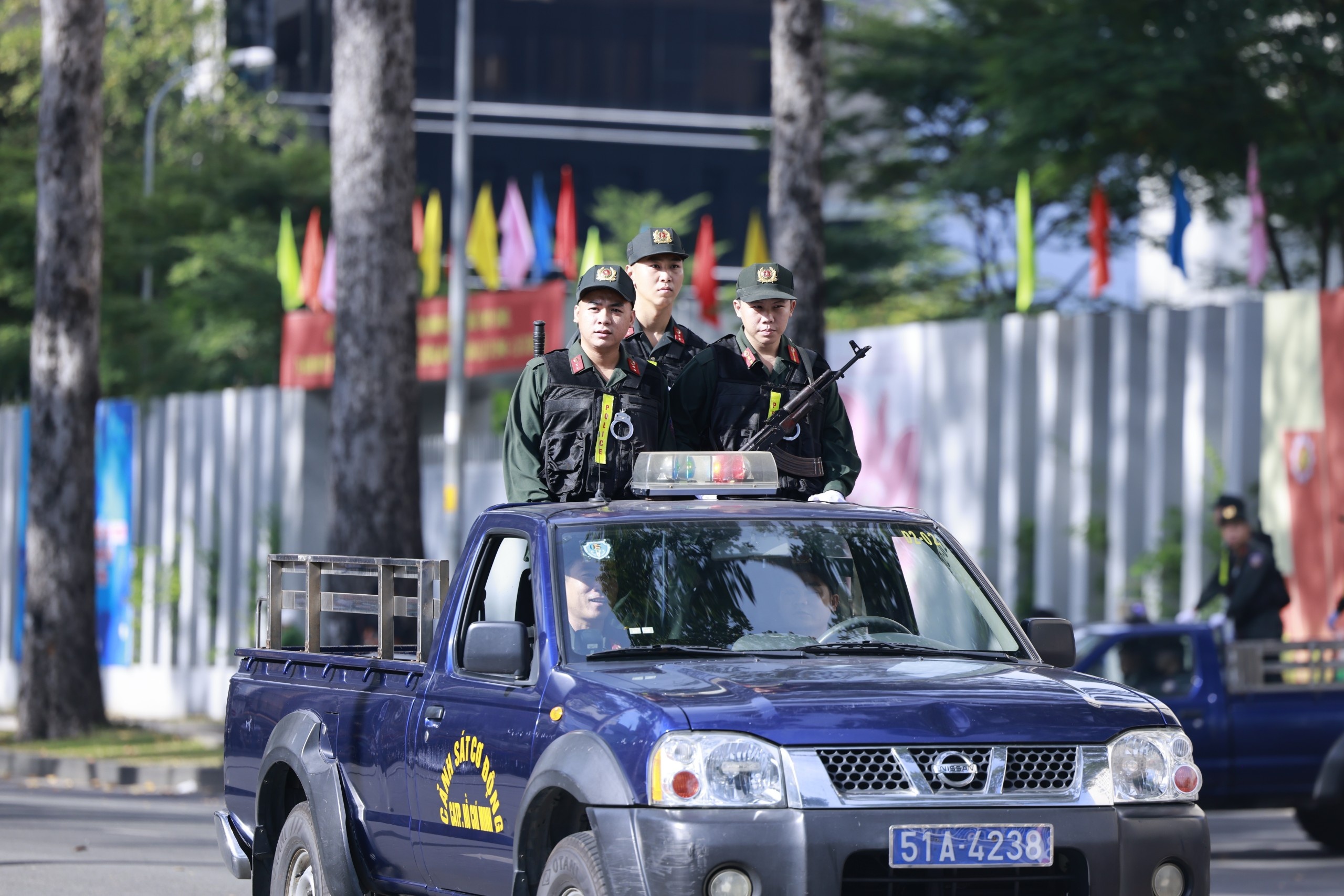 Cong an TP.HCM ra quan anh 8