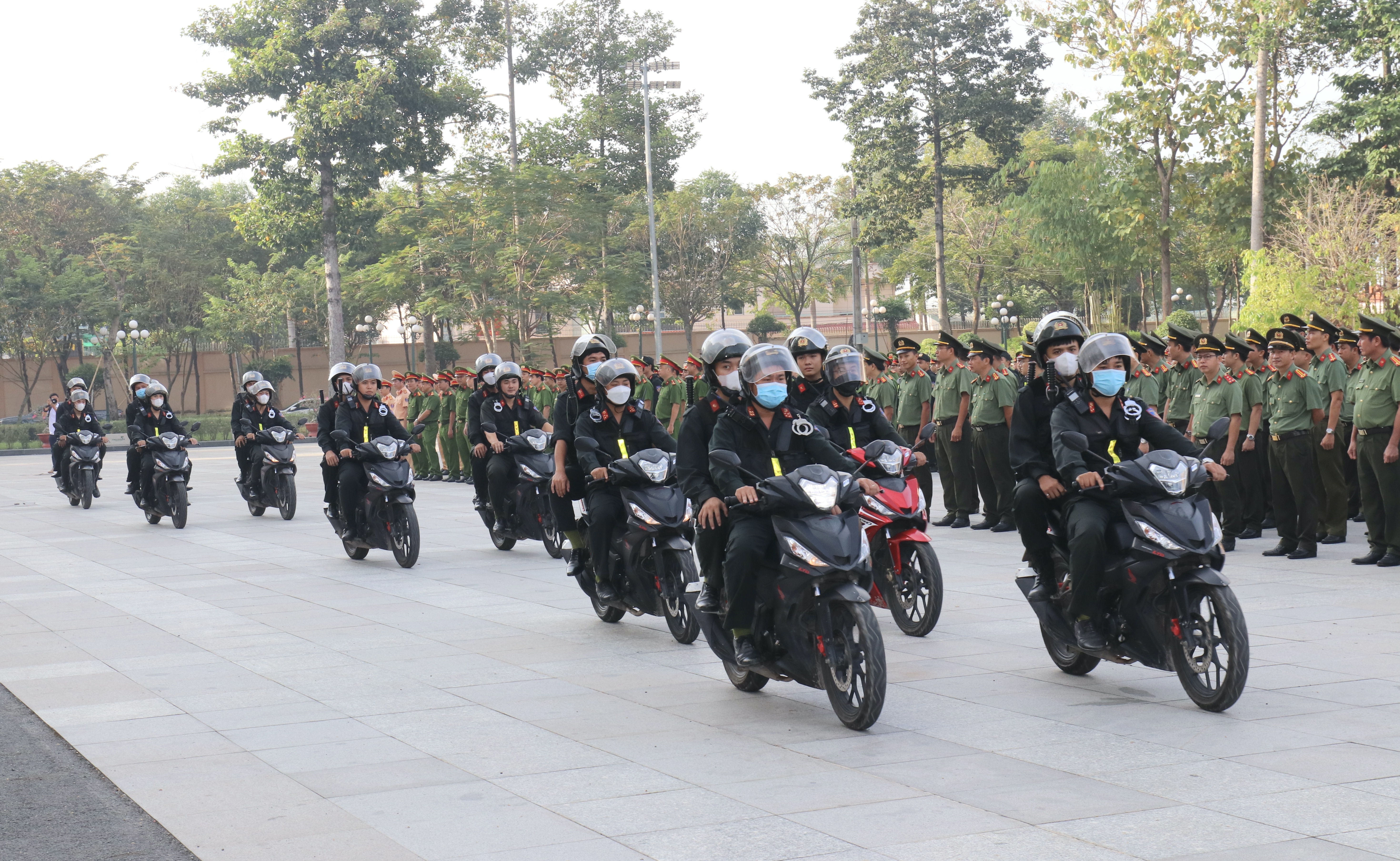 Binh Duong ra quan tet anh 8