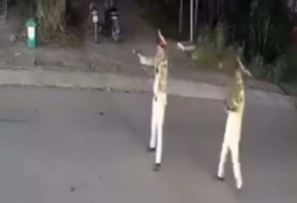 Hai CSGT bi oto huc vang khi dang kiem tra, xu ly vi pham nong do con hinh anh