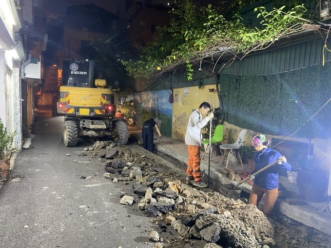 Van nan dao duong tai Ha Noi: Ranh ca nam, voi vang thang cuoi hinh anh