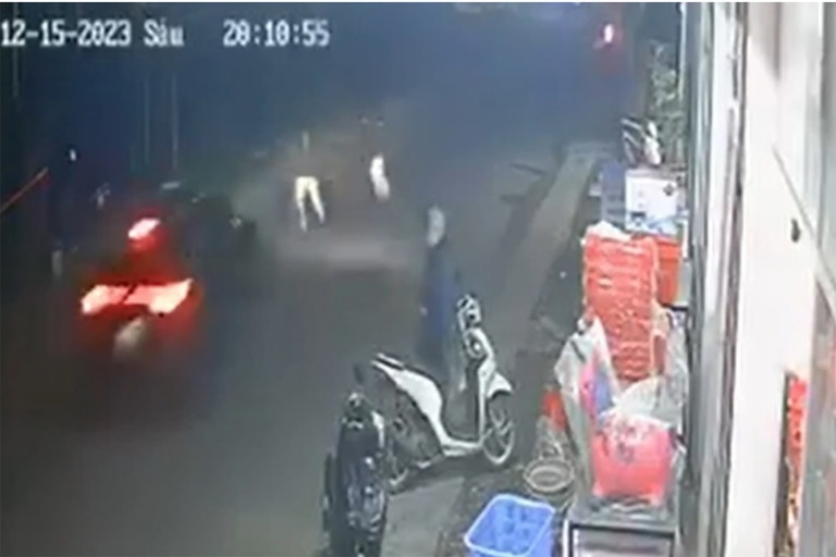 2 CSGT bi oto tong anh 1