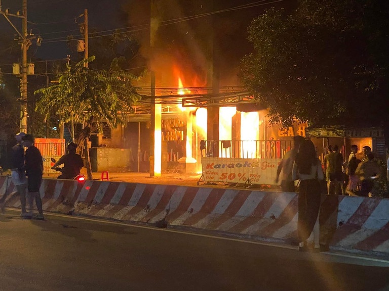 Quan karaoke o Binh Duong boc chay du doi trong dem hinh anh