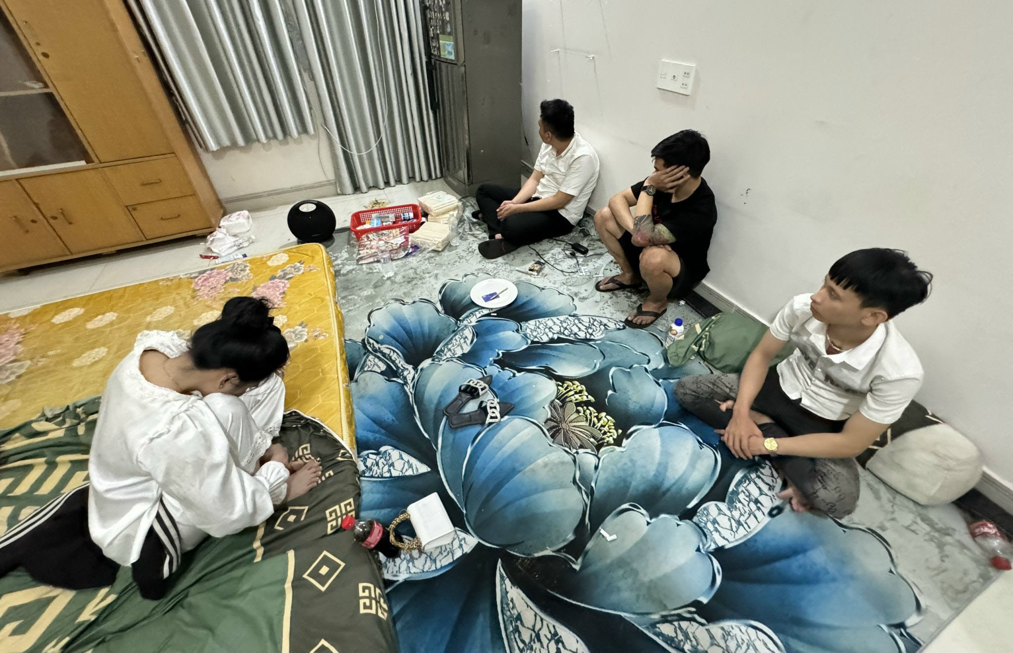 Nhom thanh nien to chuc 'bay lac' trong can nha o TP.HCM hinh anh