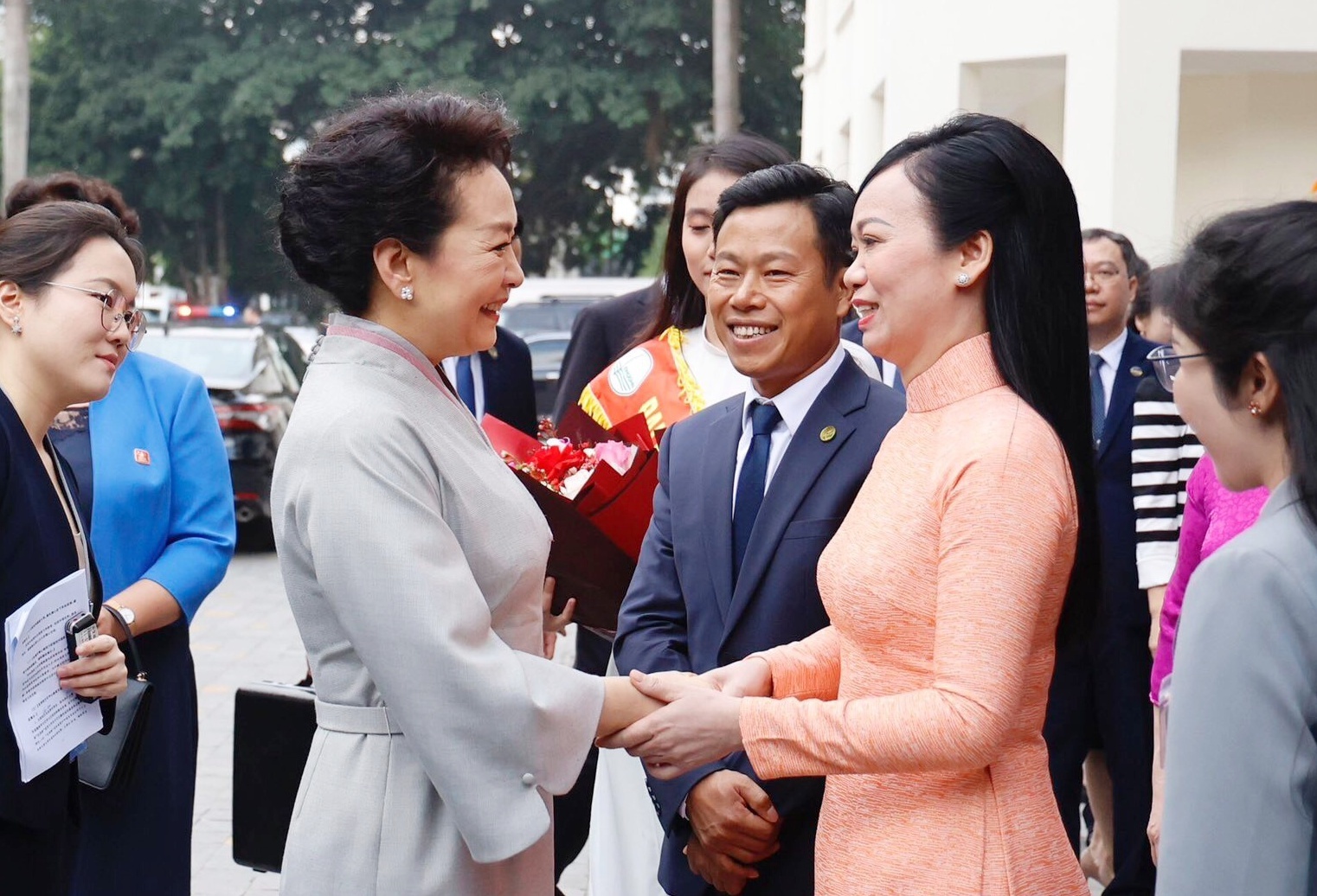 Phu nhan Chu tich hai nuoc Viet Nam, Trung Quoc giao luu voi sinh vien hinh anh