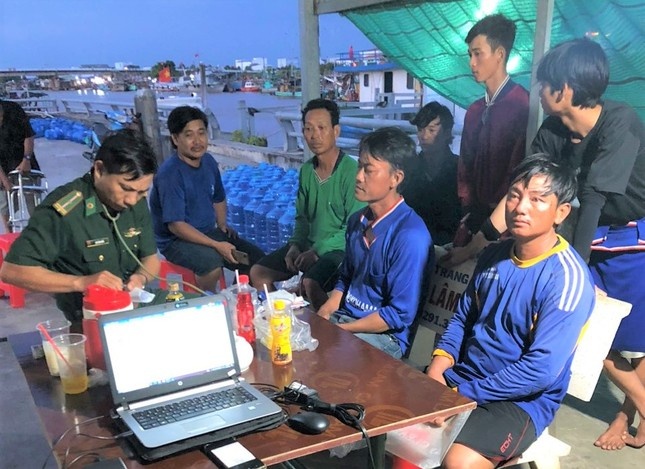 Cuu 7 thuyen vien gap nan tren bien, tim kiem 1 nguoi mat tich hinh anh