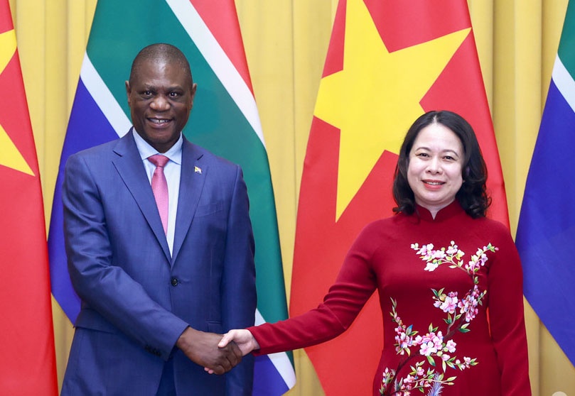 Pho Chu tich nuoc chu tri le don Pho Tong thong Nam Phi va phu nhan hinh anh