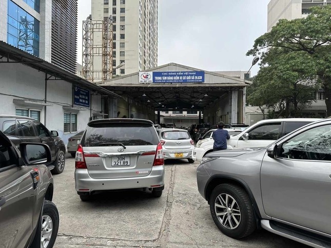 Tai dien canh o to xep hang dai dang kiem o Ha Noi hinh anh