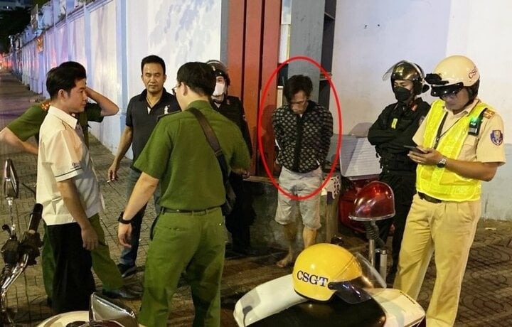 Bat ke nghi trom taxi co bieu hien bat thuong, lai xe gay va cham hinh anh