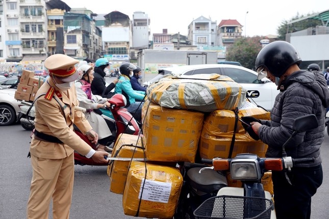 Ngay dau ra quan, CSGT Ha Noi xu ly nhieu tai xe xe khach, xe cho hang hinh anh