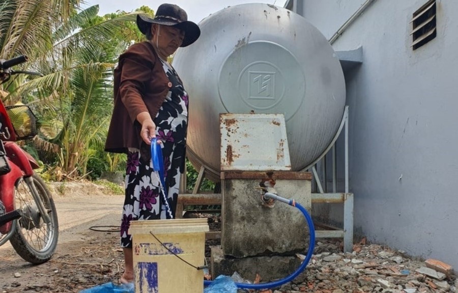 Dung 100.000 dong nuoc sach se 'cong' them 25.000 phi xu ly tieu thoat hinh anh